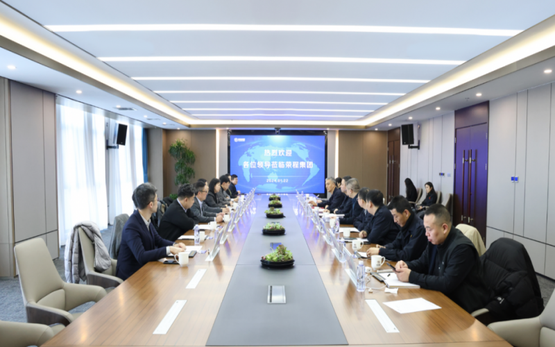 信德集團業(yè)務(wù)發(fā)展部總監(jiān)袁偉強、榮華控股企業(yè)集團執(zhí)行總裁郝曉嬋一行到榮程集團參觀座談