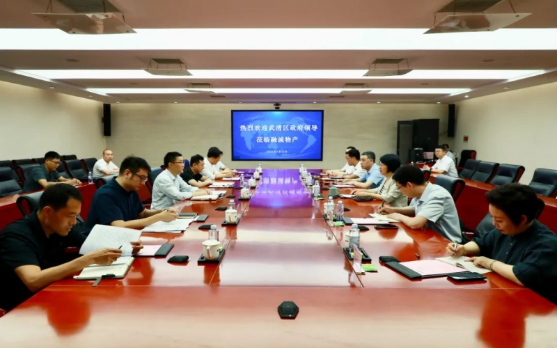 榮程集團黨委書記、融誠物產(chǎn)總經(jīng)理張穎與武清區(qū)領(lǐng)導(dǎo)開展座談交流