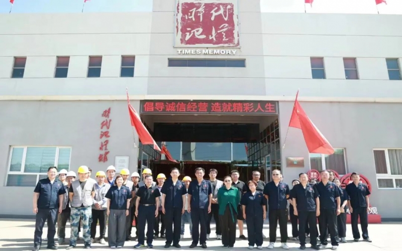高溫慰問到一線 炎炎夏日送清涼！集團(tuán)領(lǐng)導(dǎo)到時(shí)代記憶館慰問升級改造現(xiàn)場一線員工